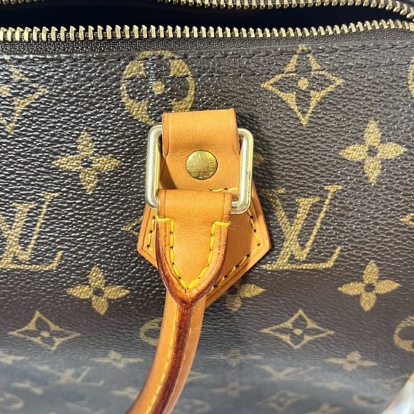SOLD- Authentic Louis Vuitton Speedy 25 Monogram - Picture 14 of 16